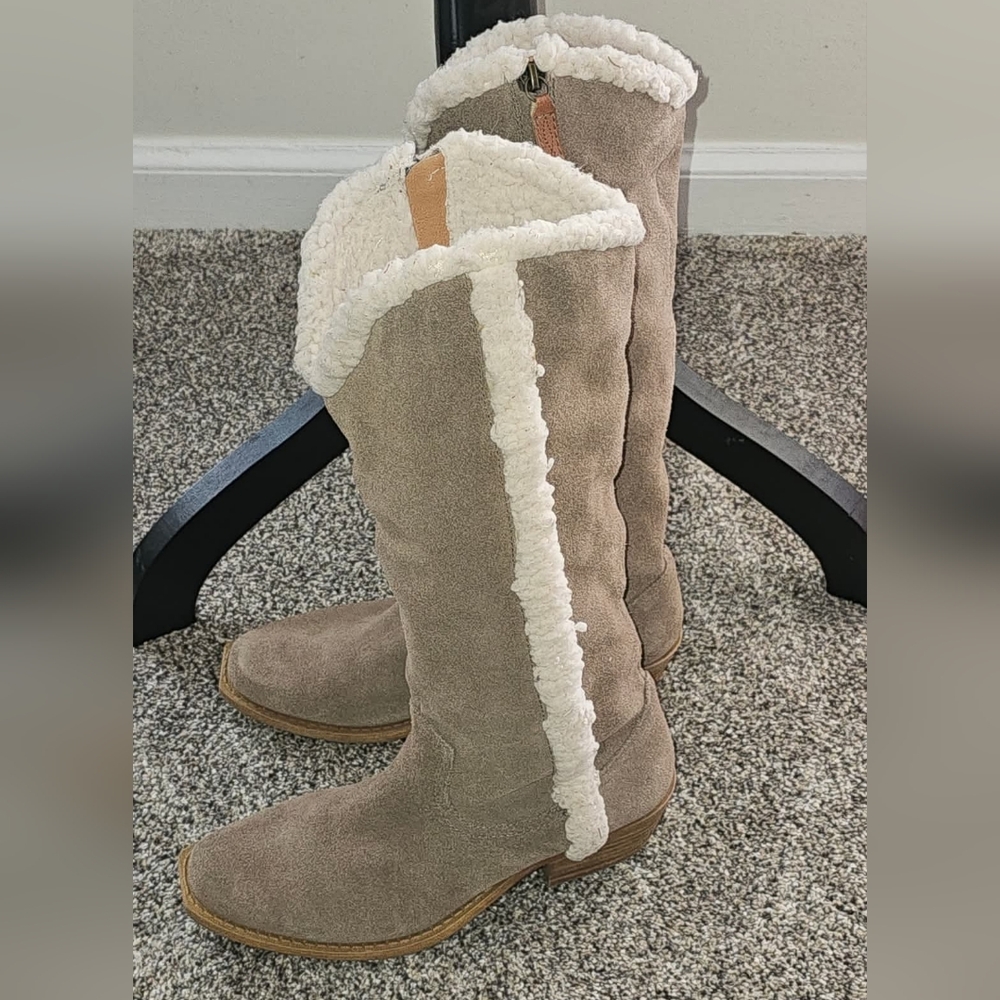 Women's Dingo size 8 Boots